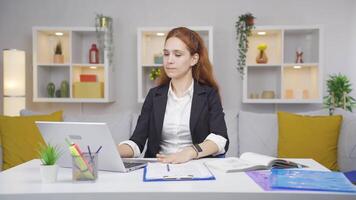 huis kantoor arbeider vrouw werken ontspannen en vreedzaam. video
