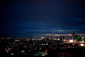 cielo nublado cielo día noche oscuridad hora con luz de sol rayo desde Entre nubes con ciudad pueblo antecedentes foto