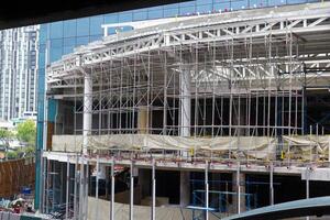 construcción sitio de edificio estructura debajo construcción en el ciudad no Listo a utilizar foto