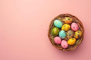 contento Pascua de Resurrección vistoso de Pascua de Resurrección huevos en el nido con Conejo en pastel en rosado antecedentes foto