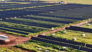 solar energía planta en rural zona foto