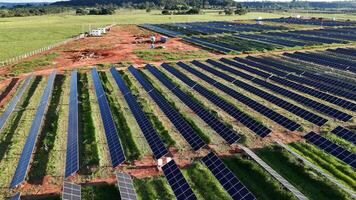 solar energía planta en rural zona foto