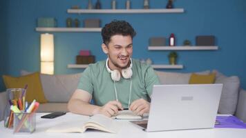 marrant et de bonne humeur Masculin étudiant. video