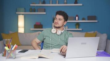 masculino estudiante sufrimiento desde agotamiento síndrome. video