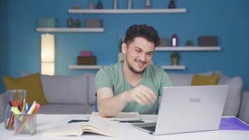 maschio alunno chat con Amati su il computer portatile. video