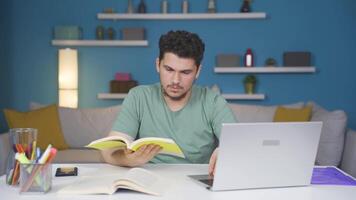 feliz masculino aluna lendo uma livro. video