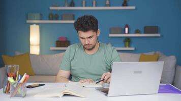 llorando masculino estudiante infeliz. video