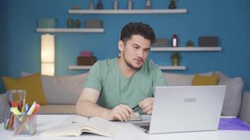 Masculin étudiant parlant avec cher sur temps de face. video