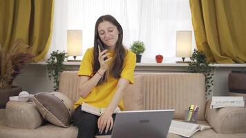 vrouw leerling chatten met haar vriendje Aan de telefoon. video