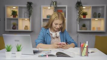 weiblich Schüler Wer Likes Handy, Mobiltelefon Anwendung. video