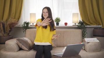 vrouw leerling golvend naar de camera. video