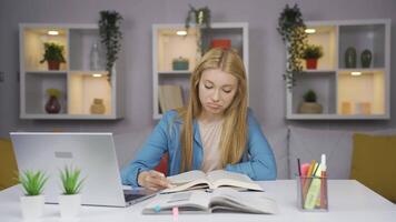 content femelle étudiant en train de lire une livre. video