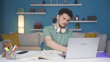 un masculino estudiante pulverización perfume. video