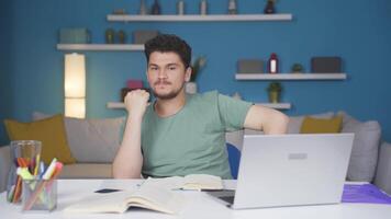 masculino estudiante estresado y mordiendo su clavos. video