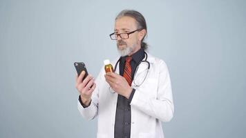 médico descrevendo remédio em Facetime. video