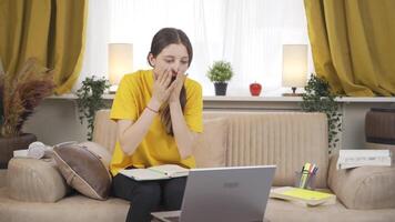 une femelle étudiant qui fait du un erroné transaction volonté être frustré. video