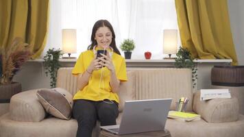 vrouw leerling chatten Aan de telefoon. video