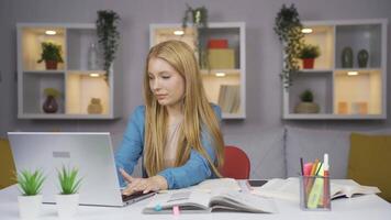 hembra estudiante chateando con amado en ordenador portátil. video