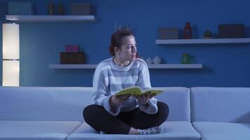 a covardemente mulher quem pensa ela ouve uma voz enquanto lendo uma livro. video