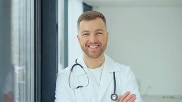 retrato do família médico médico dentro saúde clínica e sorrisos dentro hospital escritório video