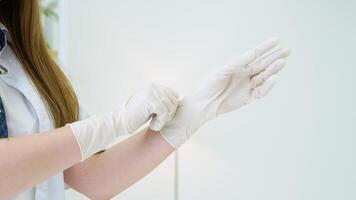 kvinna veterinär sätter på medicinsk handskar i veterinär klinik video