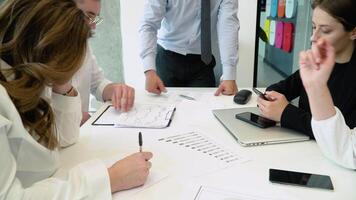 fechar acima mãos do criativo empregado em pé e debate estratégia plano dentro feliz oficina às criativo local de trabalho video