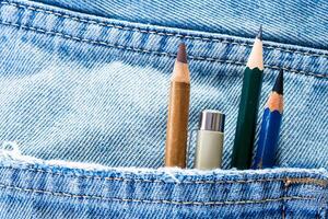 lápiz y bolígrafo en el bolsillo de azul vaquero foto