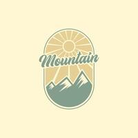 logo de aventura de montaña vector