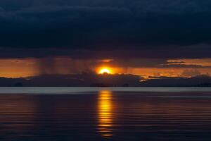 puesta de sol en el lago foto