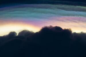 increíble arco iris nube en el cielo. foto