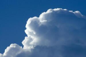 nube blanca en el cielo foto