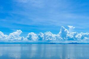 nube blanca en el cielo foto