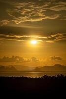 puesta de sol cielo en el lago foto