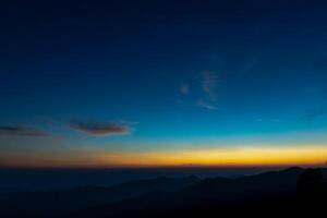 siluetas montaña y cielo antes de amanecer foto