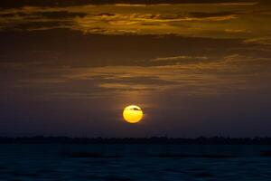 puesta de sol en el lago foto