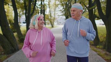 atlético aptitud mayor mayor deporte corredor hombre mujer formación cardio rutina de ejercicio en parque a Mañana video