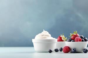 cuenco de yogur con Fresco fresas y arándanos en un azul antecedentes. foto