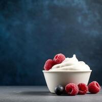 cuenco de yogur con Fresco fresas y arándanos en un azul antecedentes. foto