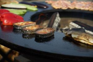 salmón filete es siendo cocido en el parrilla con un abierto fuego foto