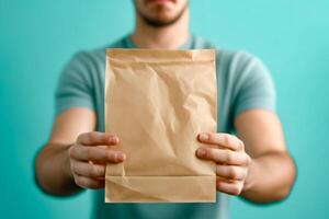 hombre participación vacío papel bolso en su Derecha mano foto