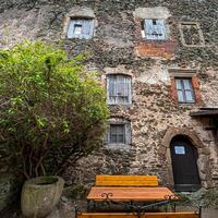 antiguo Roca casas en el europeo ciudad foto