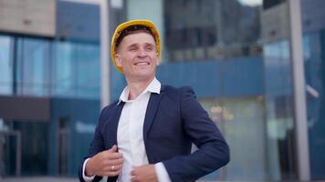 un' uomo nel un' completo da uomo e difficile cappello è a piedi video