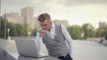 bedrijf. zakenman gebruik makend van laptop buitenshuis volwassen Kaukasisch mannetje bedrijf persoon bril aan het kijken notitieboekje video