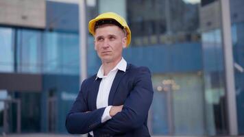 empresario ingeniero sonrisa contento en el éxito trabajar. vestir amarillo difícil sombrero para la seguridad desde trabajando en el industria. liderazgo y positivo pensando inspeccionando video