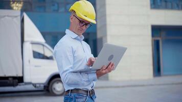 entreprise. ingénieur ouvrier protecteur casque utilisation portable contrôles travail processus inspecteur superviseur Jaune difficile chapeau des lunettes transport entreprise Bureau bâtiment et un camion Contexte video