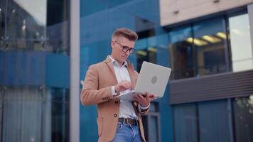 företag. affärsman använder sig av bärbar dator utomhus- vuxen caucasian manlig företag person glasögon tittar på anteckningsbok video