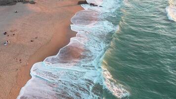 antenne visie van Golf Aan de strand met zand en turkoois golven video