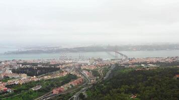 antenne panoramisch visie van downtown van Lissabon Portugal video