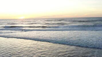 aéreo ver de Oceano horizonte con puesta de sol cielo mosca encima. video