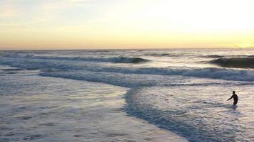 aéreo ver de Oceano horizonte con puesta de sol cielo mosca encima. video